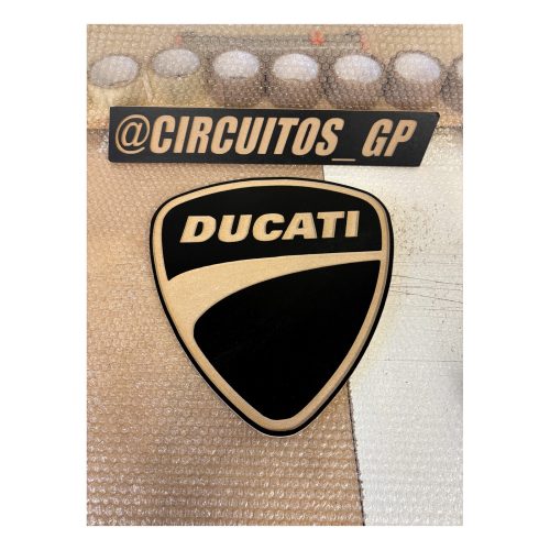 Logo Ducati en madera