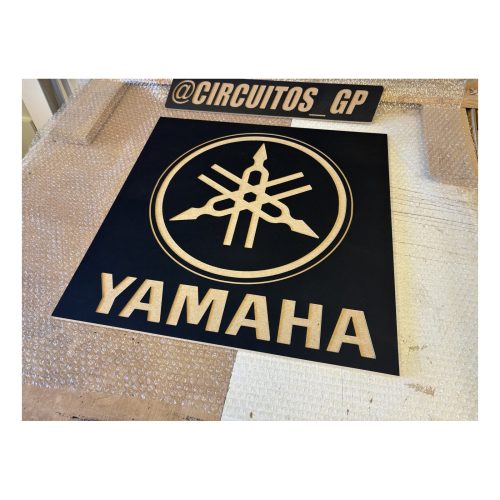 Logo Yamaha en madera