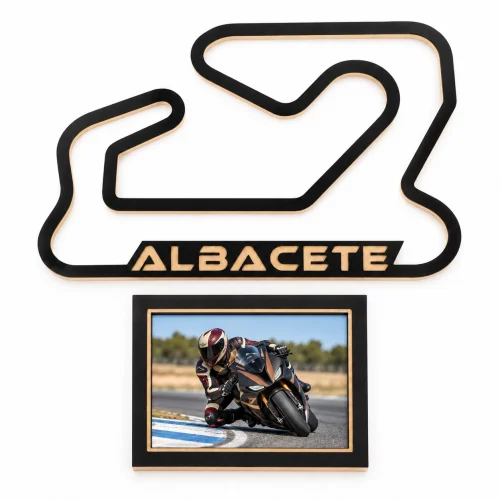 Circuito de Albacete en madera con marco para foto, vista frontal sobre fondo blanco