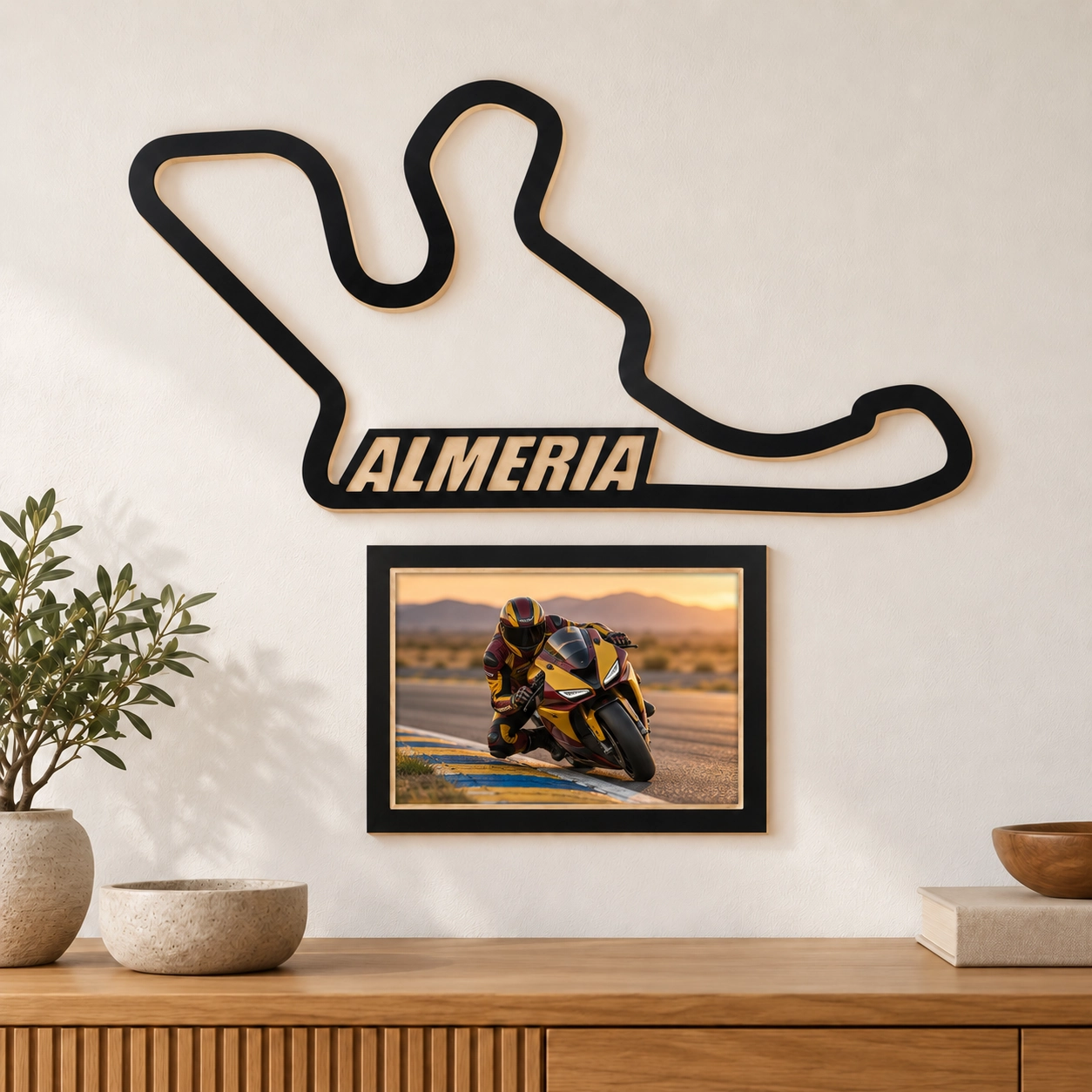 Almería en madera con marco para foto como decoración de pared