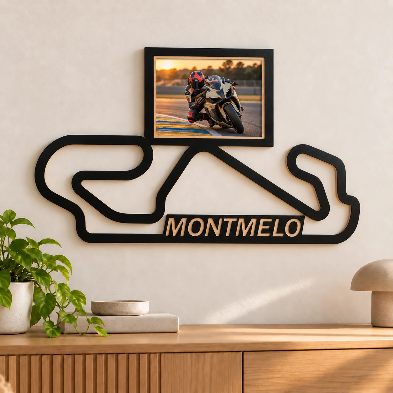 Barcelona – Catalunya / Montmeló en madera con marco para foto como decoración de pared