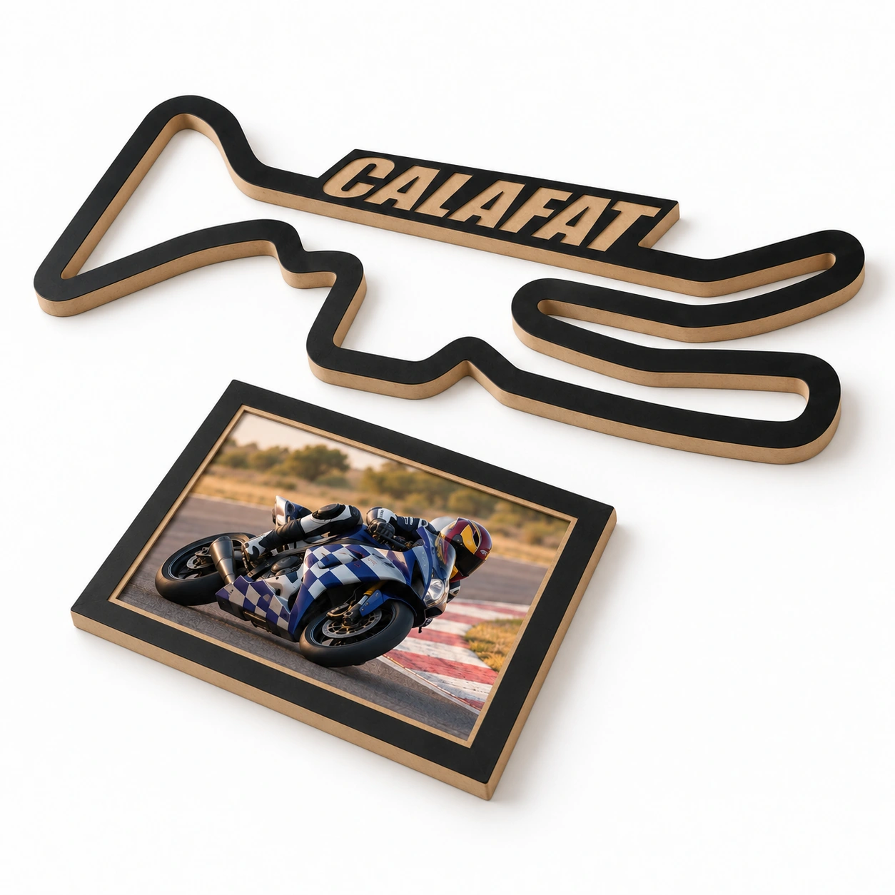 Circuito de Calafat en madera con marco para foto, vista lateral derecha sobre fondo blanco