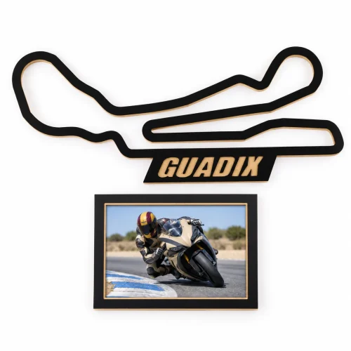 Circuito de Guadix en madera con marco para foto, vista frontal sobre fondo blanco