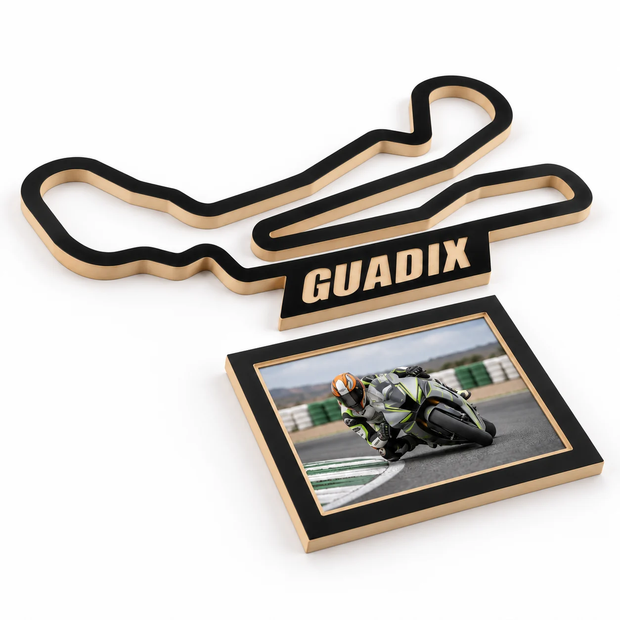 Circuito de Guadix en madera con marco para foto, vista lateral izquierda sobre fondo blanco