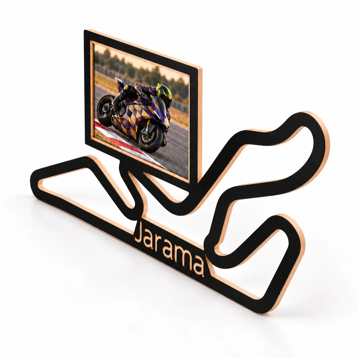 Circuito de Jarama en madera con marco para foto, vista lateral derecha sobre fondo blanco
