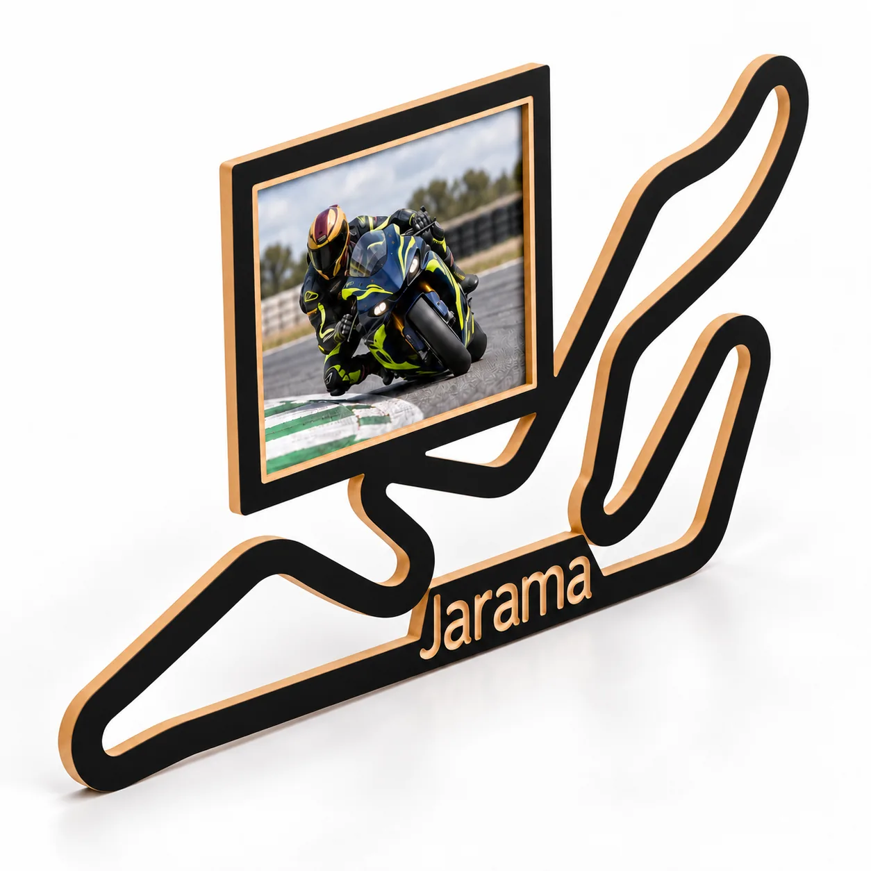 Circuito de Jarama en madera con marco para foto, vista lateral izquierda sobre fondo blanco