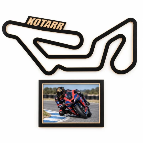Circuito de Kotarr en madera con marco para foto, vista frontal sobre fondo blanco