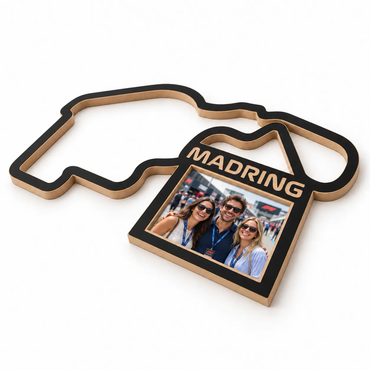 Circuito de Madring F1 en madera con marco para foto, vista lateral derecha sobre fondo blanco