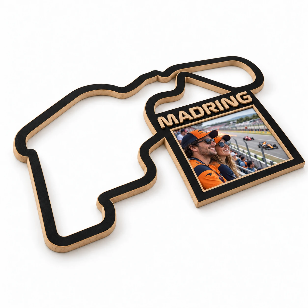 Circuito de Madring F1 en madera con marco para foto, vista lateral izquierda sobre fondo blanco