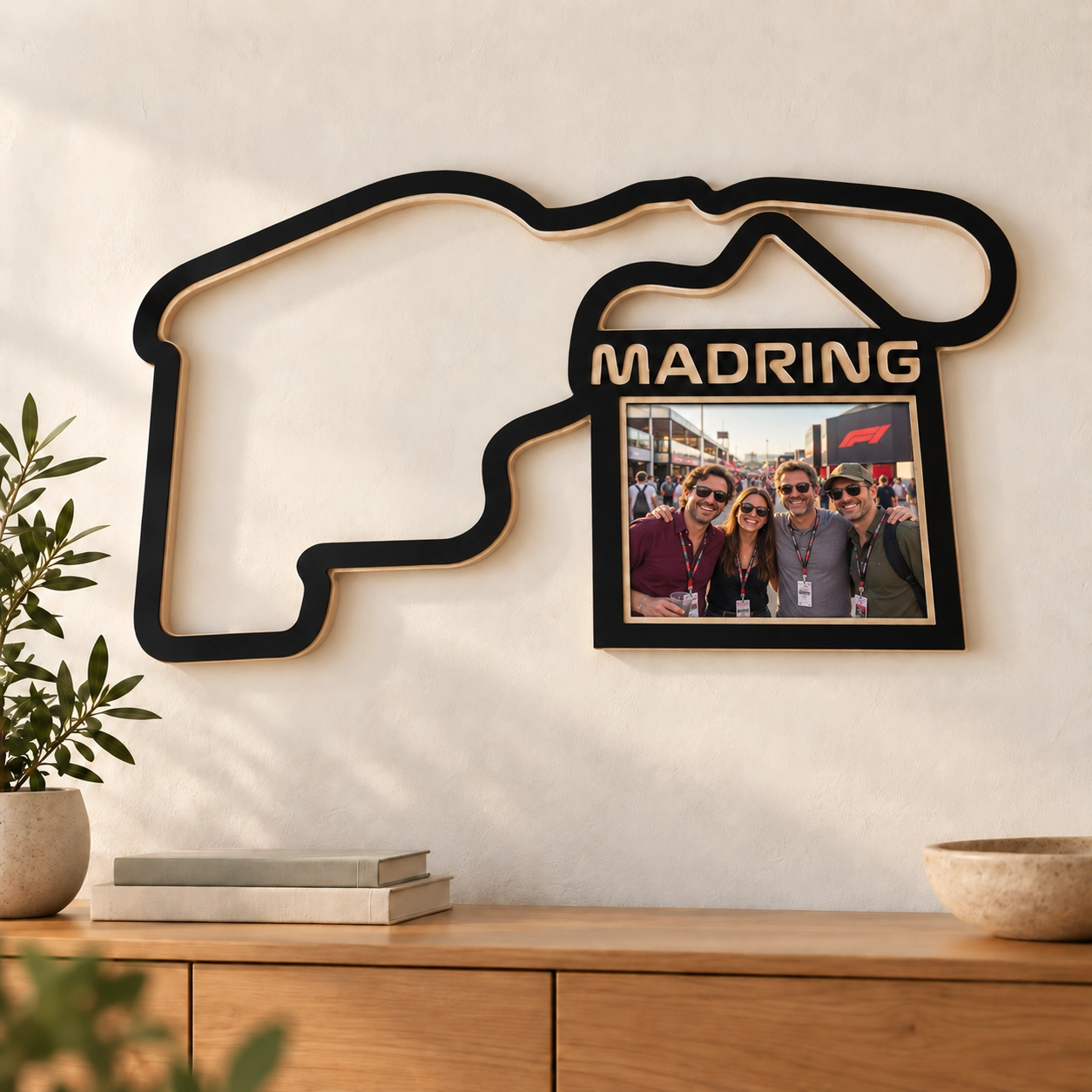 Madring F1 en madera con marco para foto como decoración de pared