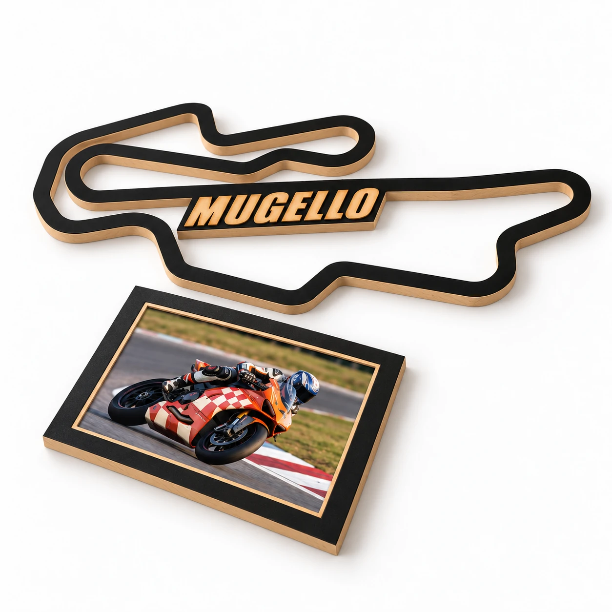 Circuito de Mugello en madera con marco para foto, vista lateral derecha sobre fondo blanco