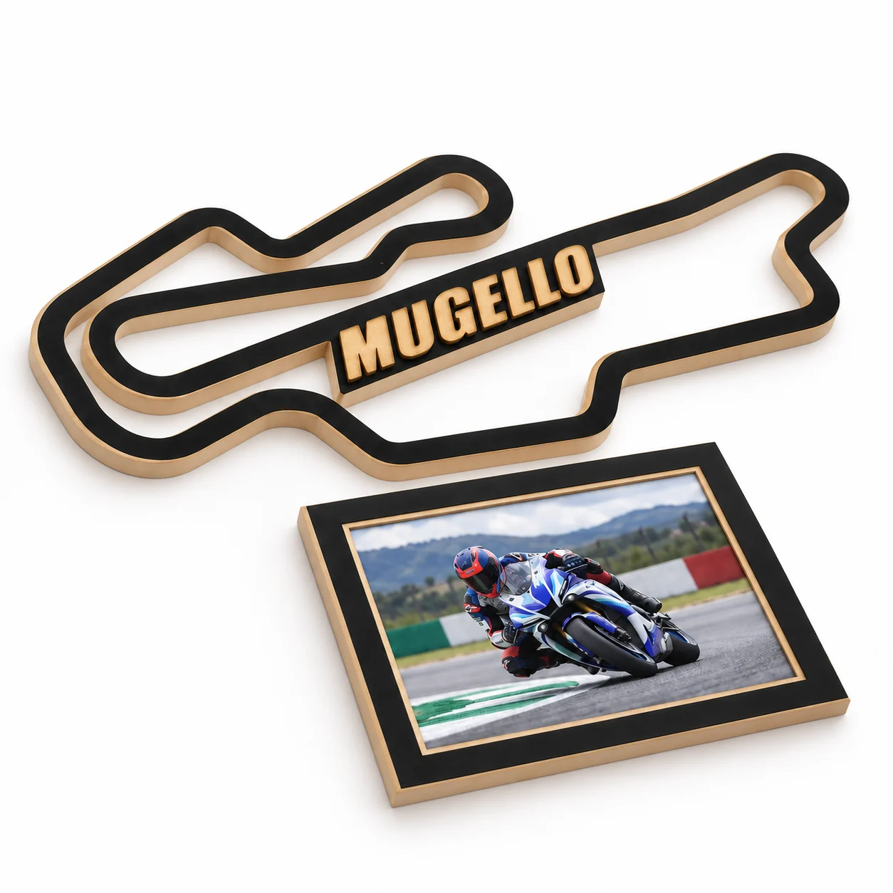 Circuito de Mugello en madera con marco para foto, vista lateral izquierda sobre fondo blanco