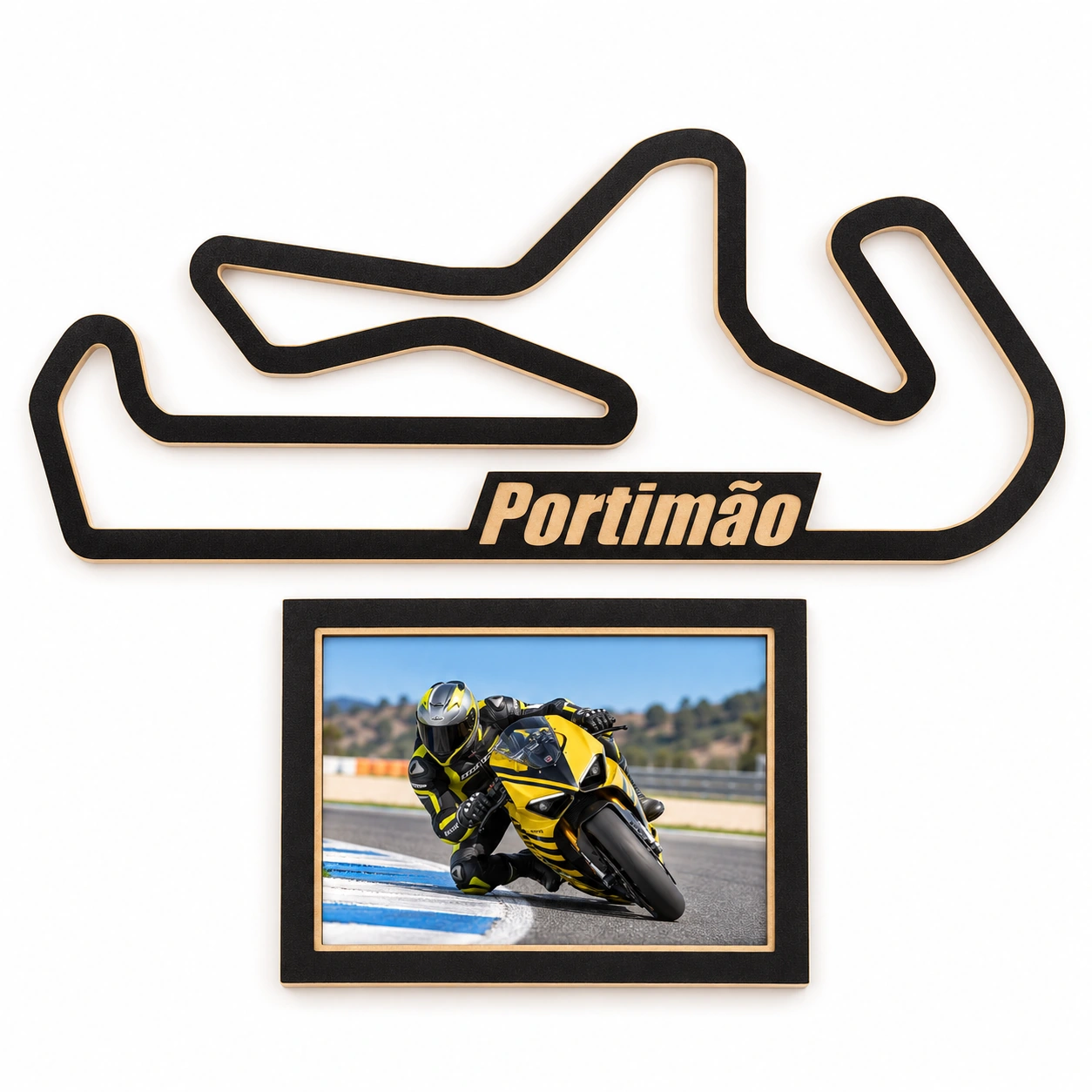 Circuito de Portimão en madera con marco para foto, vista frontal sobre fondo blanco
