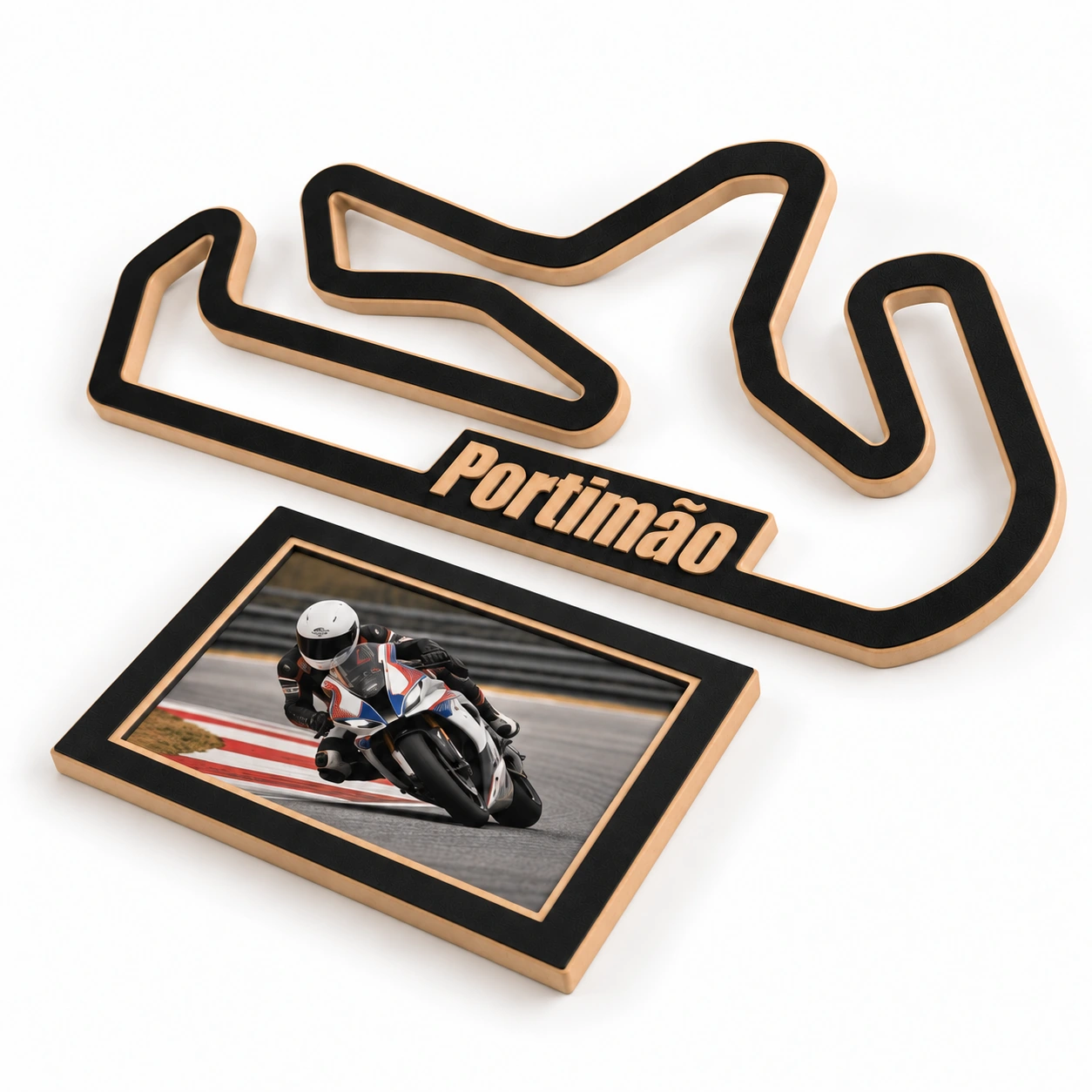 Circuito de Portimão en madera con marco para foto, vista lateral derecha sobre fondo blanco