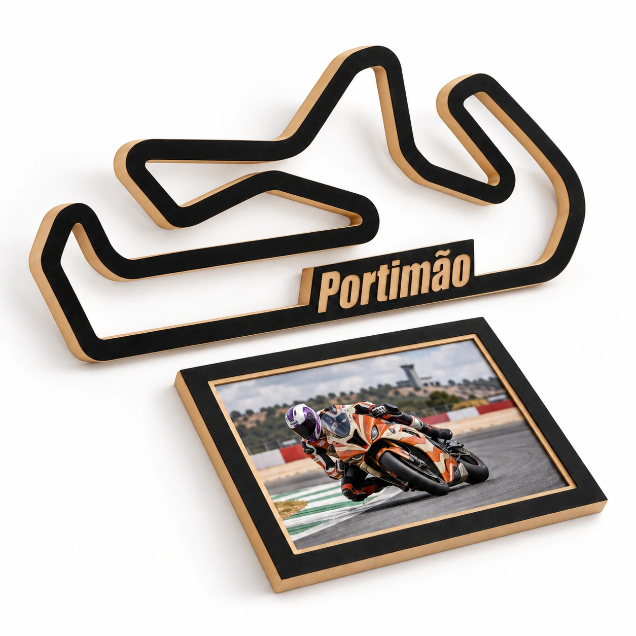 Circuito de Portimão en madera con marco para foto, vista lateral izquierda sobre fondo blanco