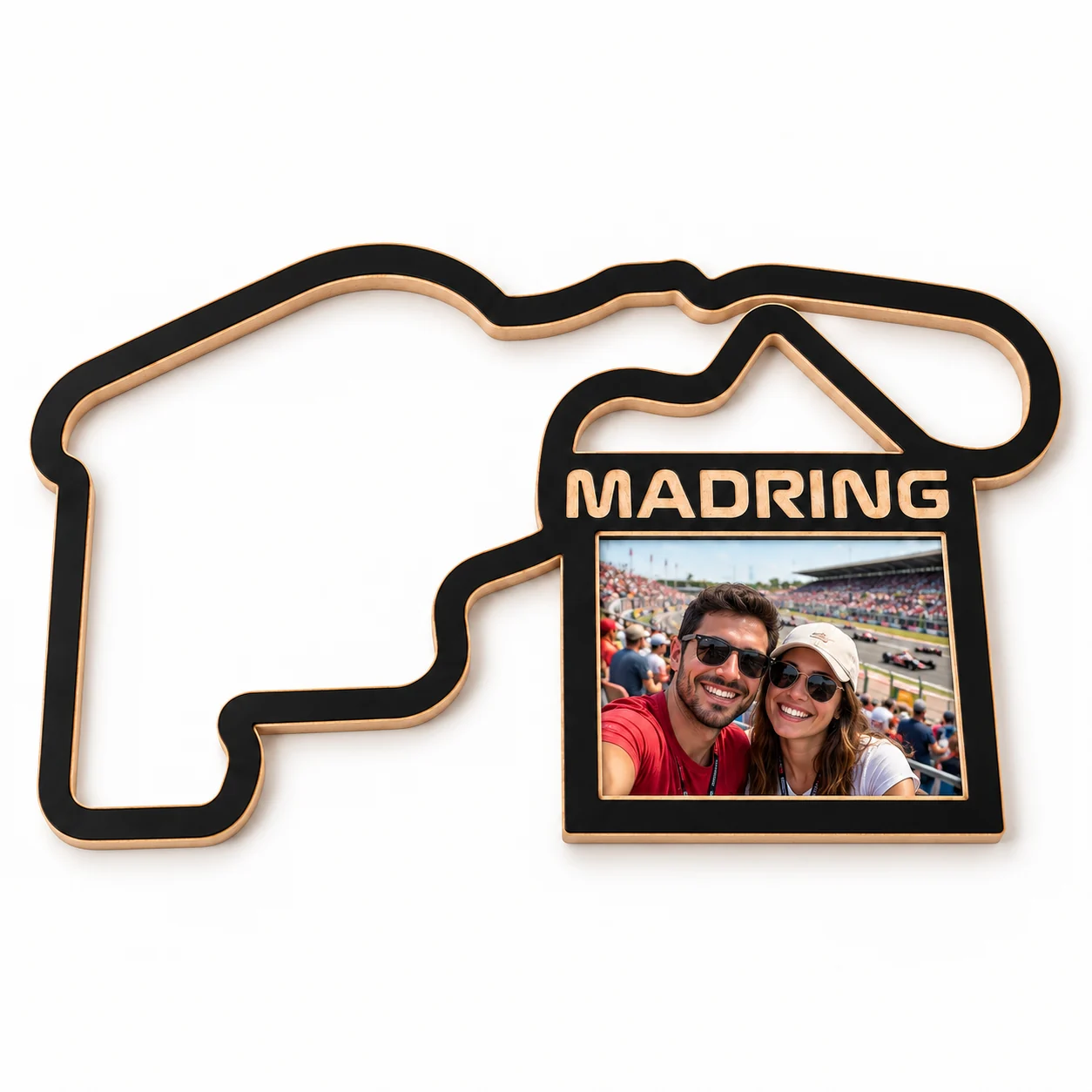Circuito Madring en madera con nombre y marco para foto sobre fondo claro