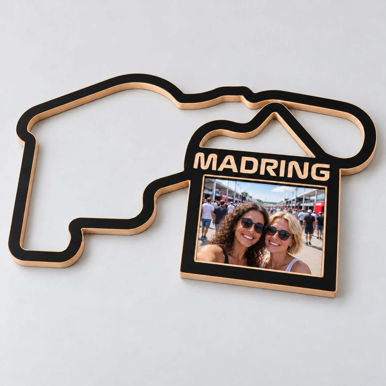 Vista en perspectiva de Madring con frontal negro y cantos de madera
